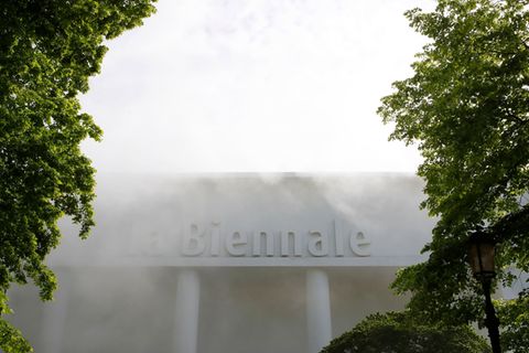 Die 61. Biennale von Venedig als internationale Ausstellung zeitgenössischer Kunst dauert vom 9. Mai bis 22. November 2026. (Arc