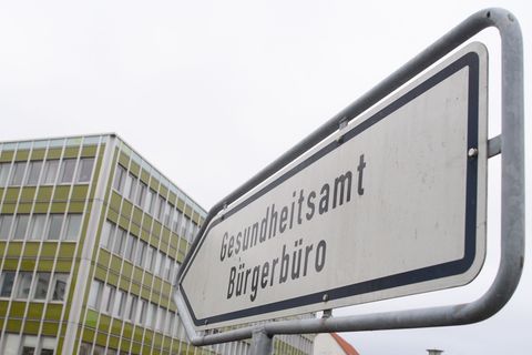 Mehrere Gesundheitsämter in Sachsen-Anhalt warnen vor einem Stocken der Digitalisierung und neuen personellen Engpässen. (Symbol