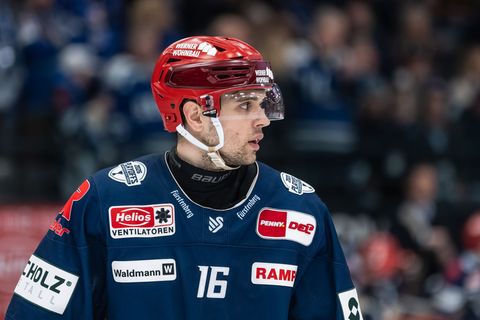 Arkadiusz Dziambor läuft auch künftig für die Schwenninger Wild Wings auf. (Archivbild) Foto: Silas Stein/dpa