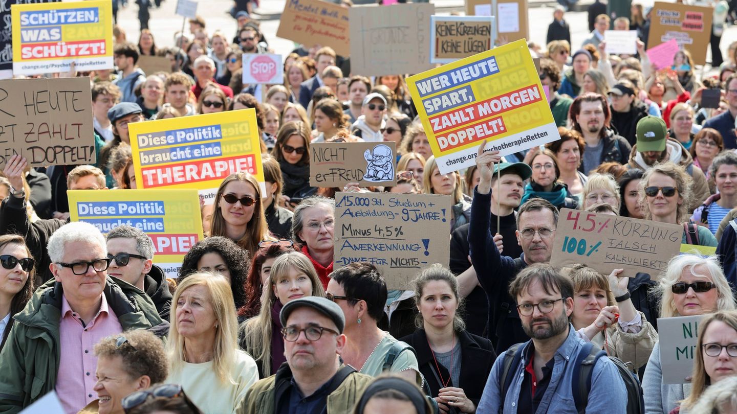 Psychotherapeuten kritisieren Honorarkürzungen lautstark. Foto: Christian Charisius/dpa