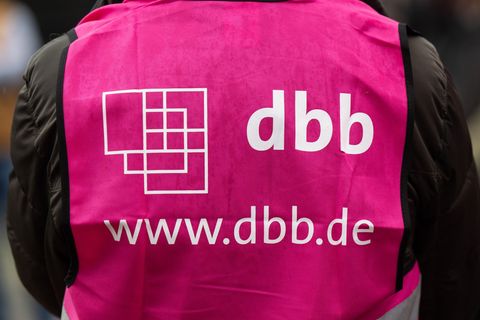 Krisenprämie auch für die Beschäftigten im Öffentlichen Dienst, findet der Deutsche Beamtenbund. (Archivbild) Foto: Robert Micha