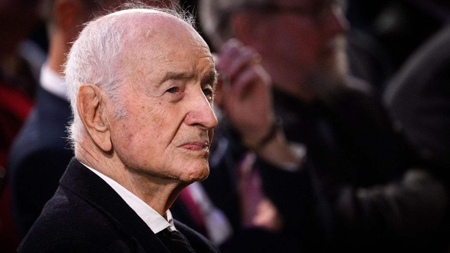 Weltstar Armin Mueller-Stahl (95) kommt Anfang Mai nach Schwerin. (Archivbild) Foto: Bernd von Jutrczenka/dpa