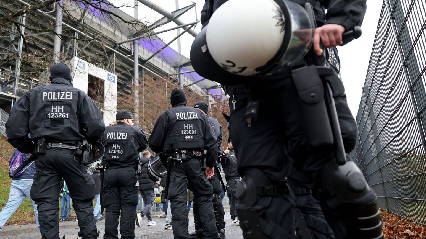 Die Polizei stuft die Partie als Risikospiel ein. (Archivbild) Foto: Christian Charisius/dpa