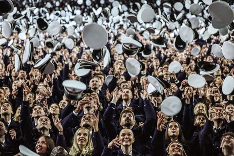 Bei der zentralen Vereidigungsfeier in der Kölner Lanxess-Arena bekannten sich die künftigen Polizistinnen und Polizisten mit ih