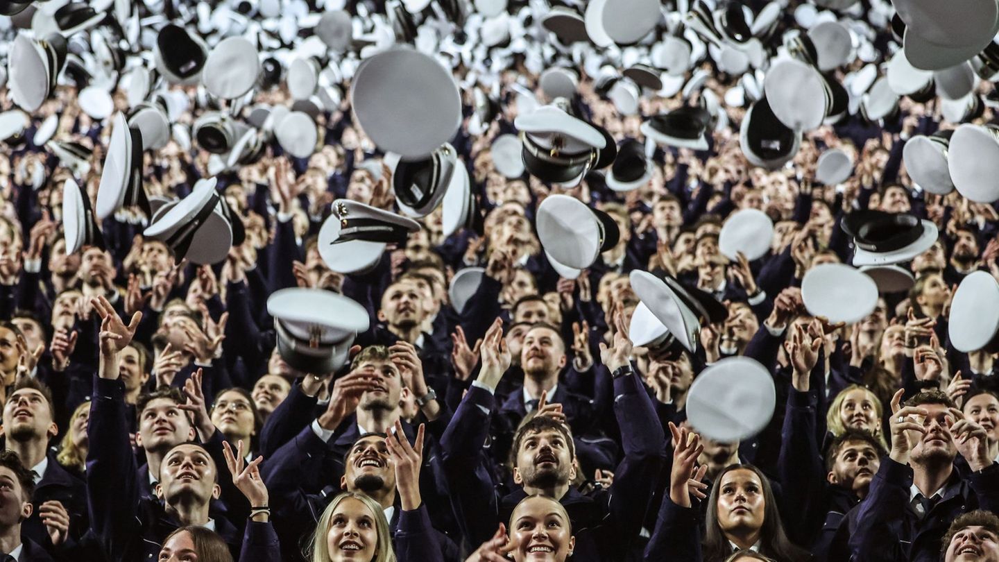 Bei der zentralen Vereidigungsfeier in der Kölner Lanxess-Arena bekannten sich die künftigen Polizistinnen und Polizisten mit ih