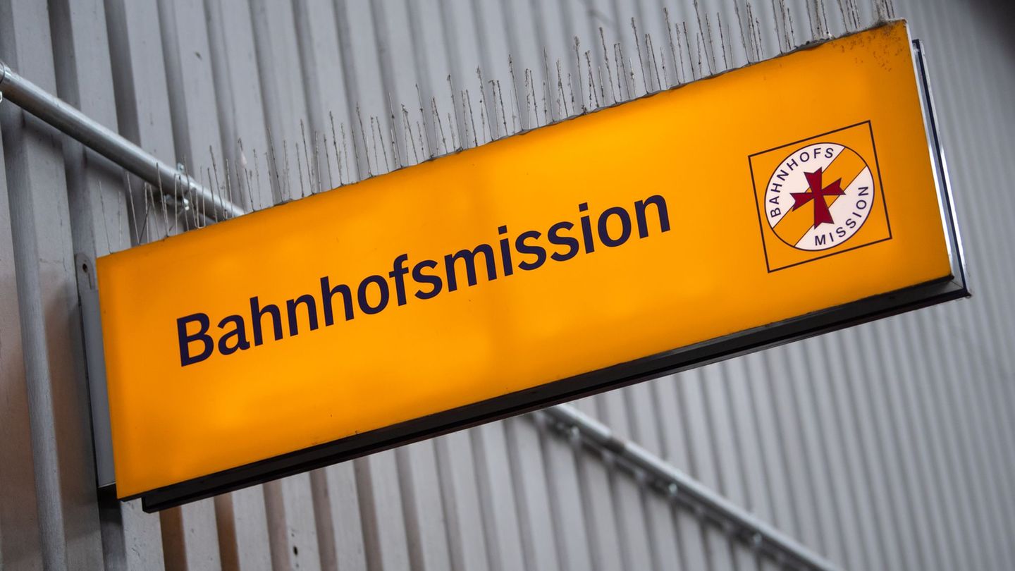 Die Hilfe der Bahnhofsmissionen in Bayern ist immer öfter gefragt. (Archivbild) Foto: Sven Hoppe/dpa