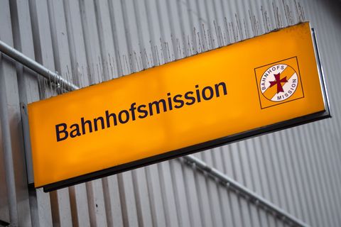 Die Hilfe der Bahnhofsmissionen in Bayern ist immer öfter gefragt. (Archivbild) Foto: Sven Hoppe/dpa