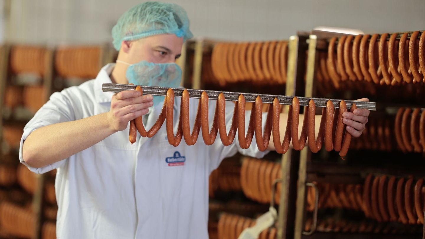 Ein Blick in die Produktionsbereiche der Halberstädter Würstchen- und Konserven GmbH. (Archivbild) Foto: Matthias Bein/dpa