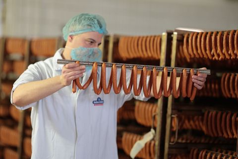 Ein Blick in die Produktionsbereiche der Halberstädter Würstchen- und Konserven GmbH. (Archivbild) Foto: Matthias Bein/dpa