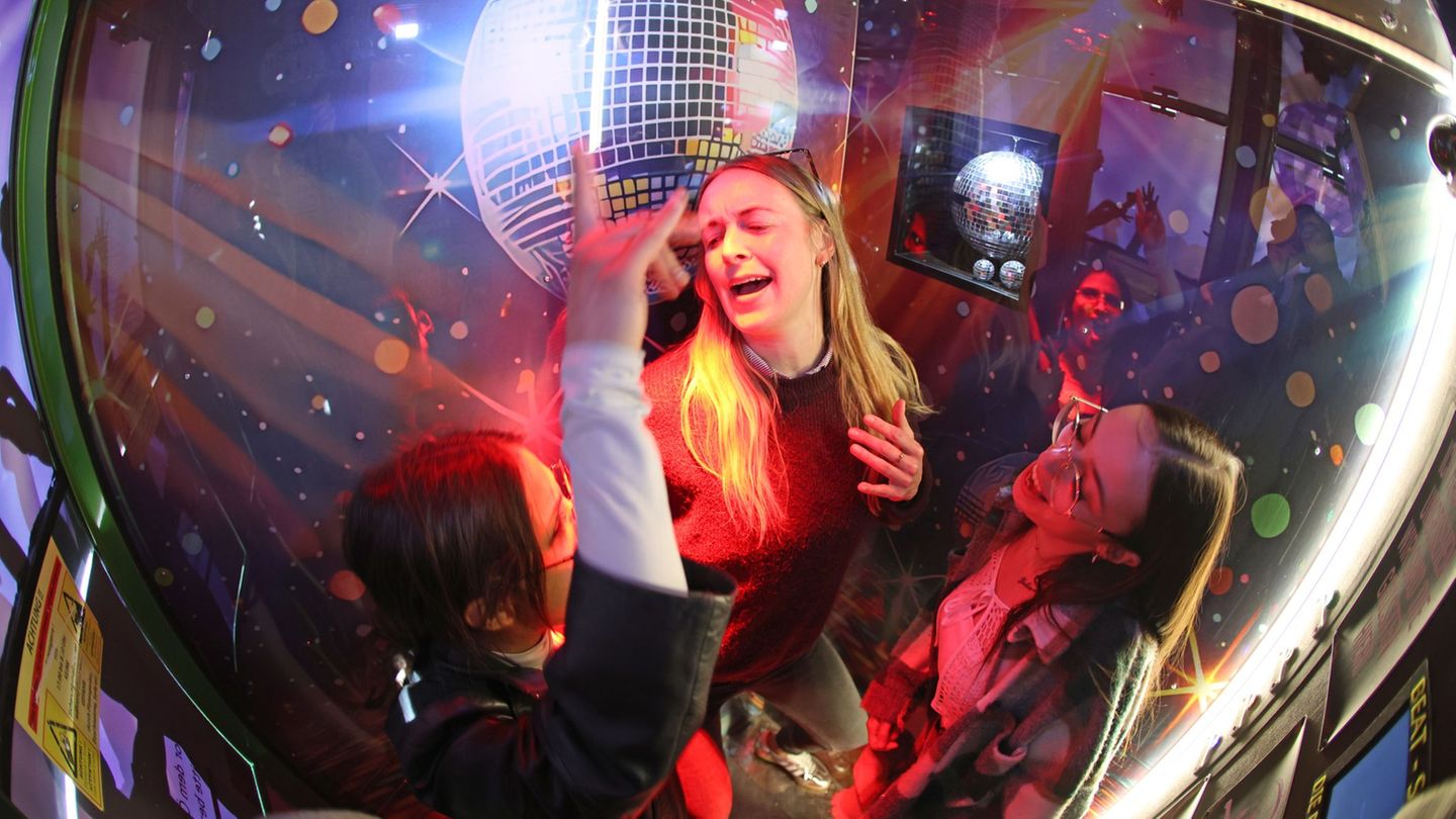 Die Gondel ist mit Musik und Lichteffekten sowie einer Kamera ausgerüstet. Foto: Matthias Bein/dpa