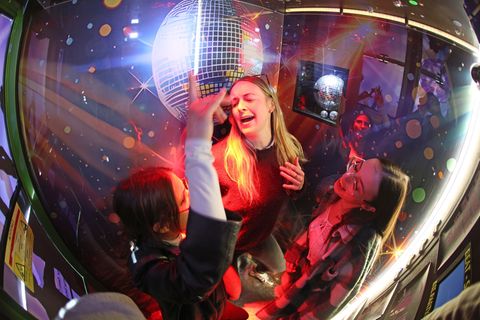 Die Gondel ist mit Musik und Lichteffekten sowie einer Kamera ausgerüstet. Foto: Matthias Bein/dpa