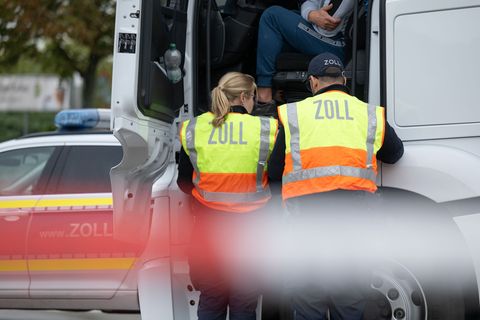 Eine ungewöhnliche Entdeckung machte ein Lkw-Fahrer während einer Zigarettenpause. (Symbolbild) Foto: Hendrik Schmidt/dpa