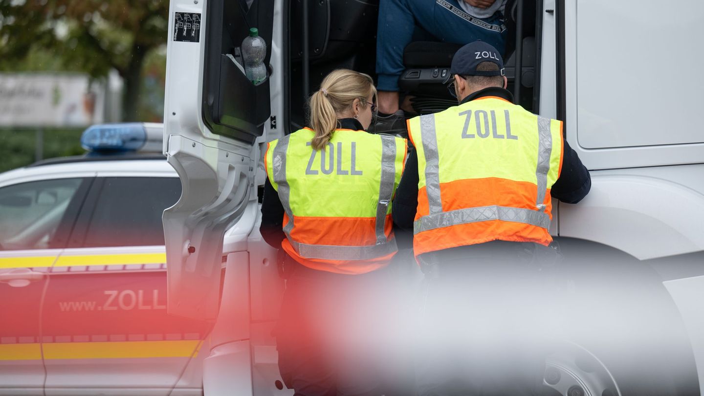 Eine ungewöhnliche Entdeckung machte ein Lkw-Fahrer während einer Zigarettenpause. (Symbolbild) Foto: Hendrik Schmidt/dpa
