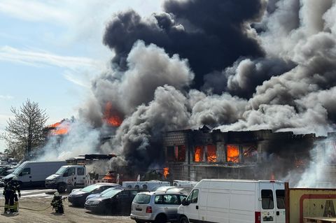 Auf rund 2,5 Millionen Euro beläuft sich der Schaden durch das Feuer auf einem Firmengelände in Fuldatal. Foto: -/Feuerwehr Kass