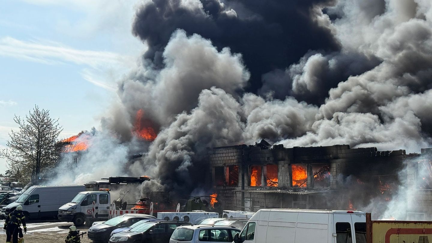 Auf rund 2,5 Millionen Euro beläuft sich der Schaden durch das Feuer auf einem Firmengelände in Fuldatal. Foto: -/Feuerwehr Kass