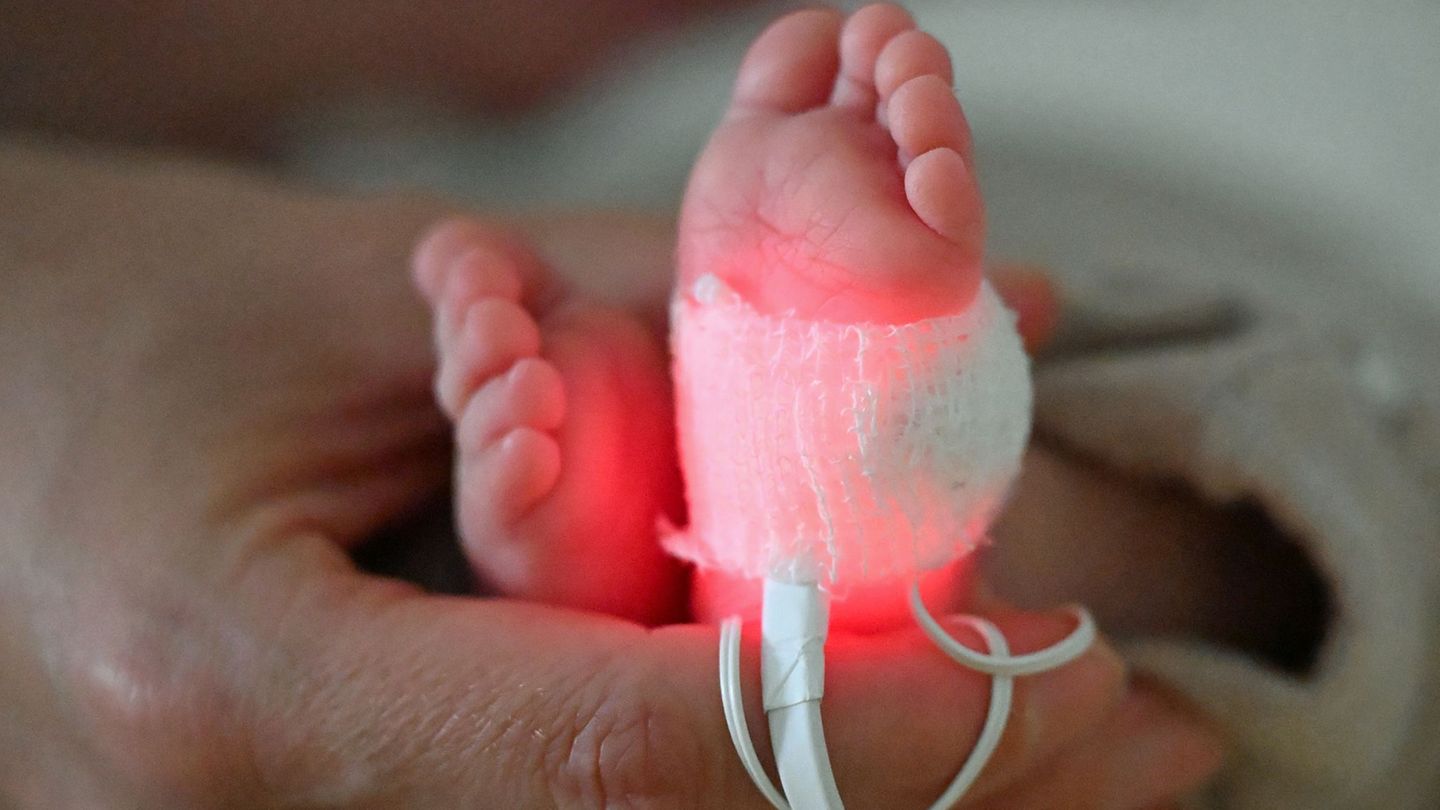 Ein Frühchen ist in einem Bremer Krankenhaus gestorben. Grund ist eine Infektion, die durch ein Bakterium verursacht wurde. (Sym
