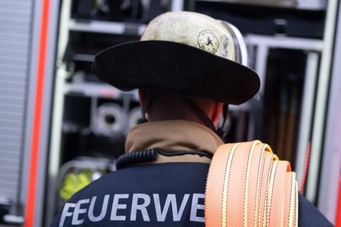 Die Feuerwehr verhinderte, dass die Flammen auf das restliche Gebäude übergriffen. (Symbolbild) Foto: Marijan Murat/dpa