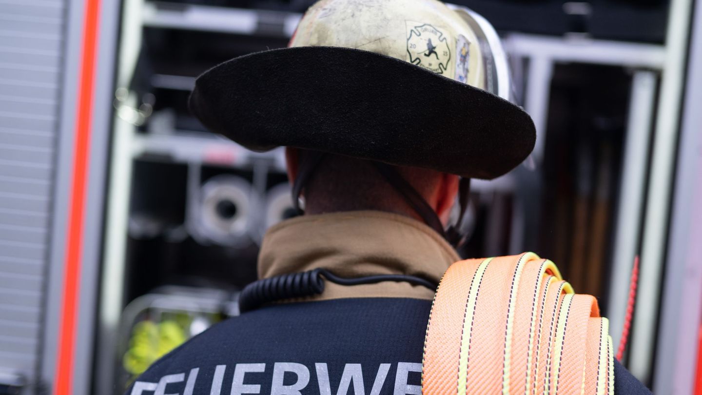 Die Feuerwehr verhinderte, dass die Flammen auf das restliche Gebäude übergriffen. (Symbolbild) Foto: Marijan Murat/dpa
