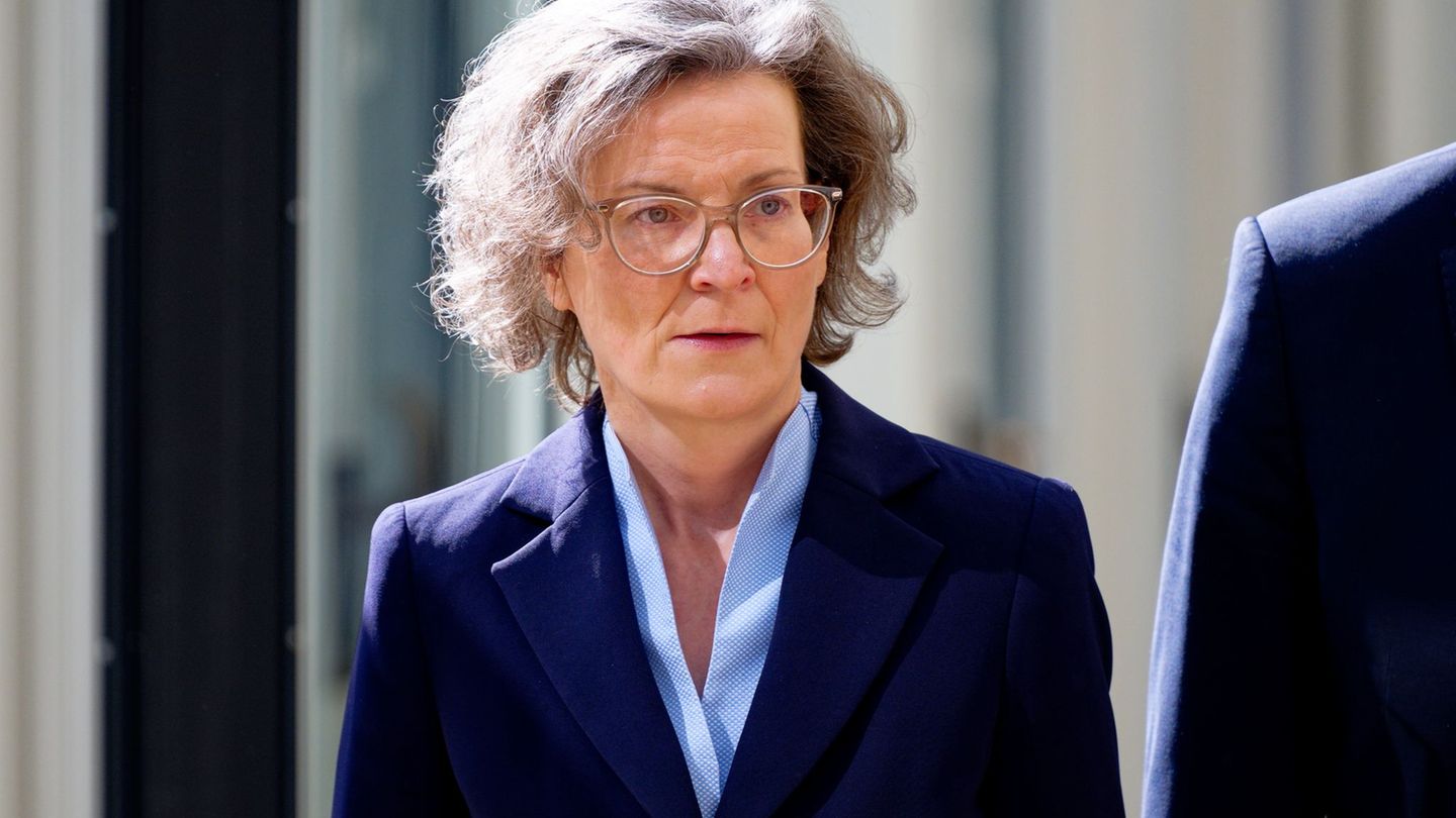 NRW-Bauministerin Ina Scharrenbach (CDU) ist Vorwürfen des Machtmissbrauchs in ihrem Haus ausgesetzt. (Archivbild) Foto: Henning