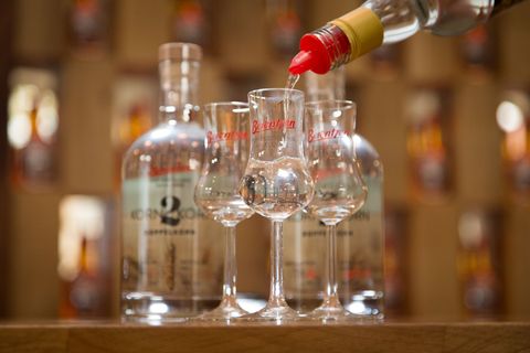 Die sinkende Nachfrage nach Alkohol macht dem Spirituosen-Hersteller Berentzen zu schaffen. (Archivbild) Foto: Friso Gentsch/dpa