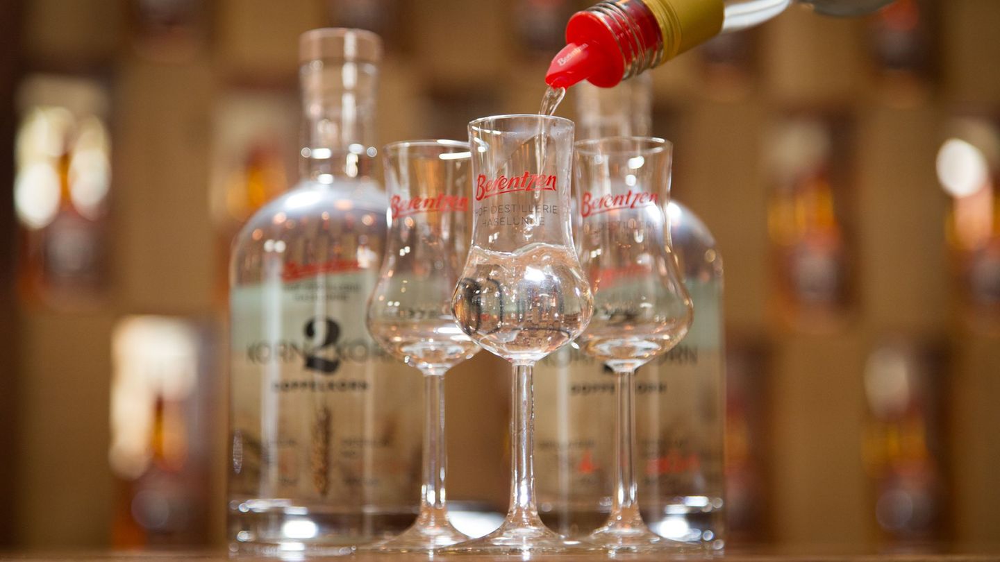 Die sinkende Nachfrage nach Alkohol macht dem Spirituosen-Hersteller Berentzen zu schaffen. (Archivbild) Foto: Friso Gentsch/dpa