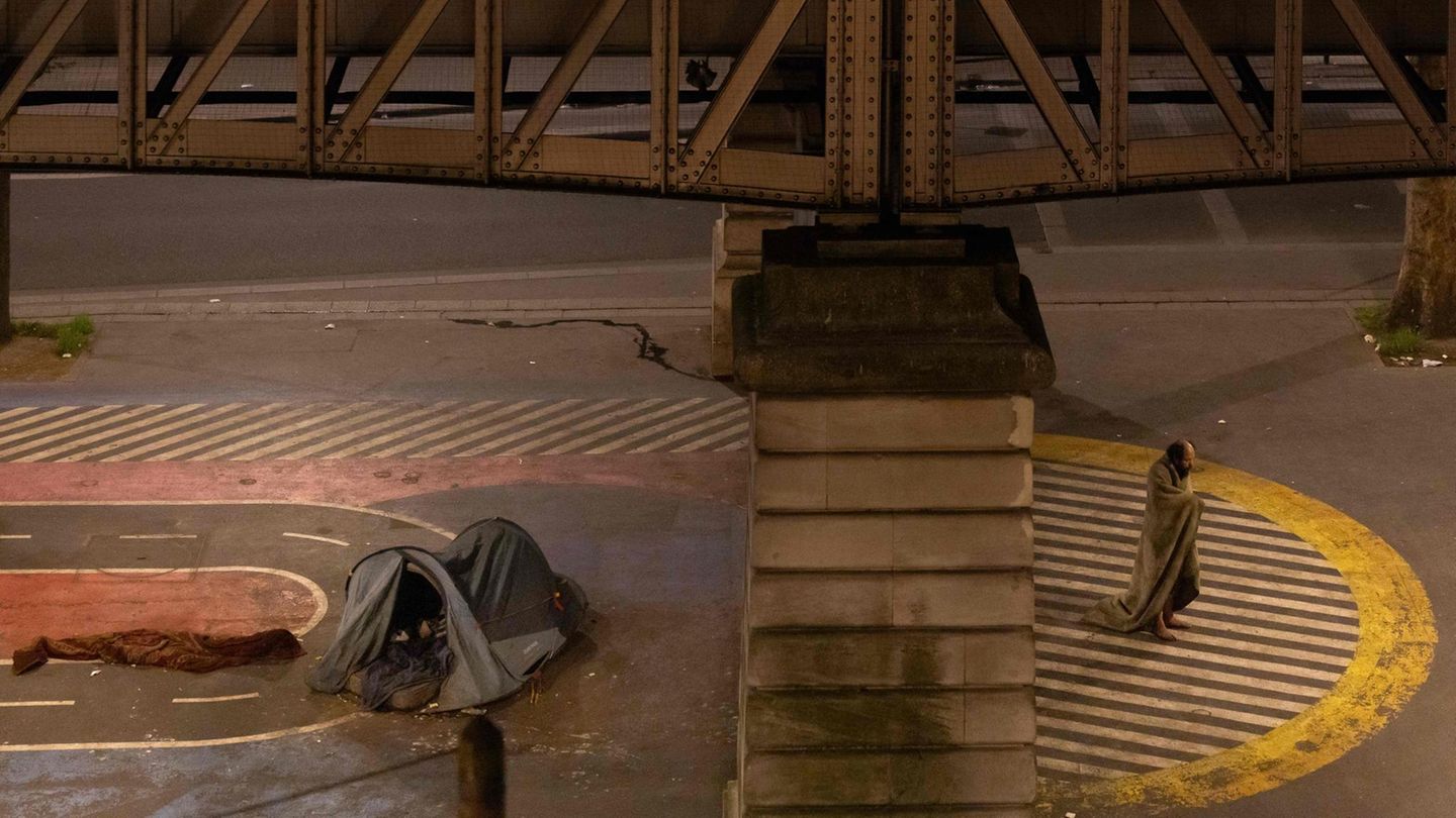 Paris, Frankreich. Die französische Hauptstadt gilt als eine der schönsten Städte der Welt. Doch zwischen Eiffelturm, Champs-Élysées und Louvre gibt es auch die weniger schönen Seiten der Stadt der Liebe zu sehen. Auch in Paris gibt es Wohnungslosigkeit. Dieser obdachlose Mann hat sein Zelt unter einer Hochbahnstrecke aufgeschlagen. 