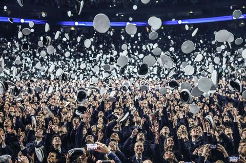 Köln, Deutschland. Na, ob da jeder und jede seine Mütze auch wieder fängt? Dass sich diese Polizeianwärterinnen und -anwärter riesig freuen, ist offensichtlich. Bei ihrer Vereidigungsfeier haben ungefähr 3000 von ihnen ihren Diensteid abgelegt.