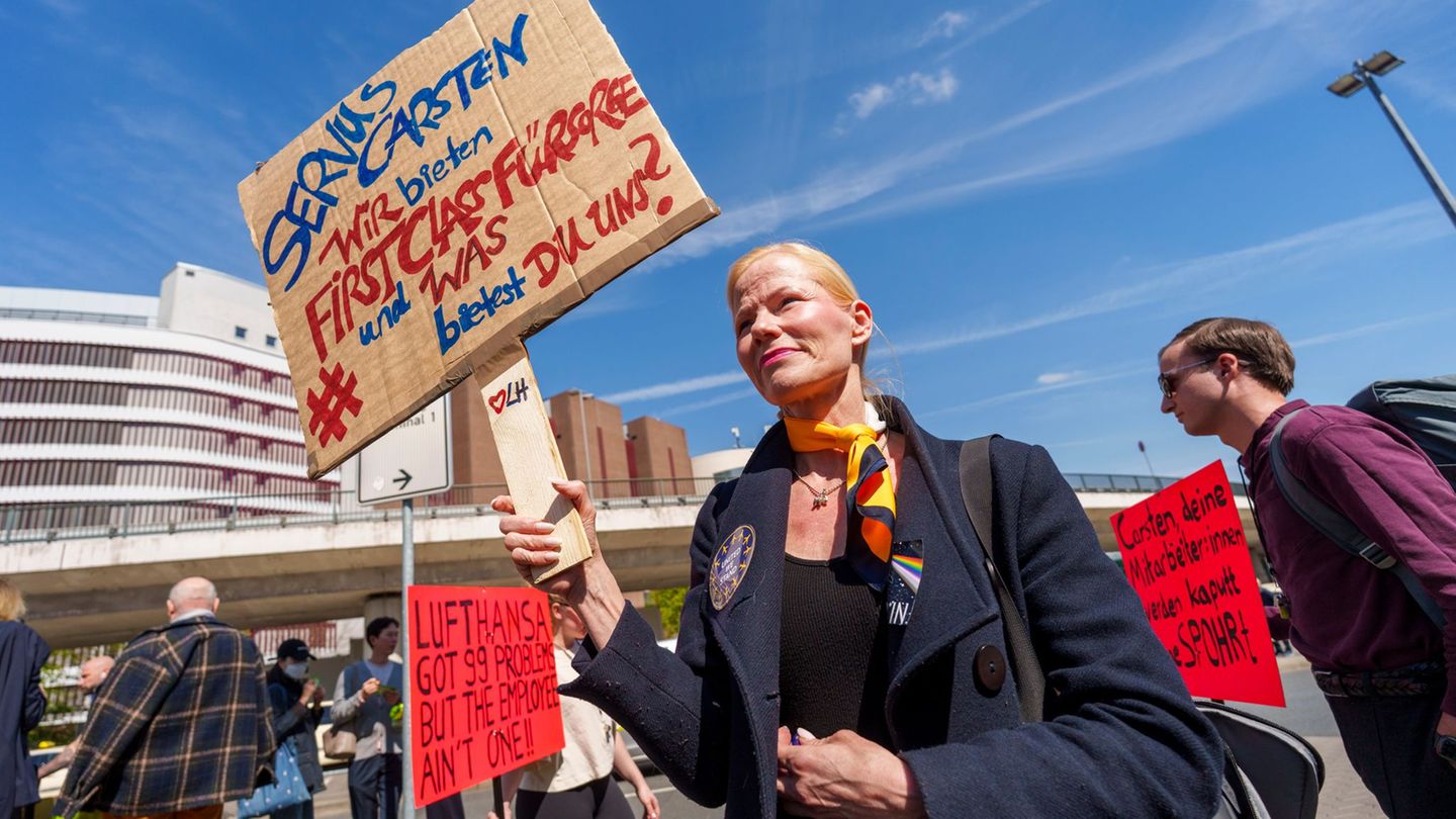 Zahlreiche Beschäftigte des Lufthansa-Kabinenpersonals haben am Frankfurter Flughafen gegen den Kurs der Fluggesellschaft demons
