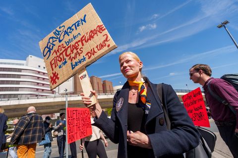 Zahlreiche Beschäftigte des Lufthansa-Kabinenpersonals haben am Frankfurter Flughafen gegen den Kurs der Fluggesellschaft demons