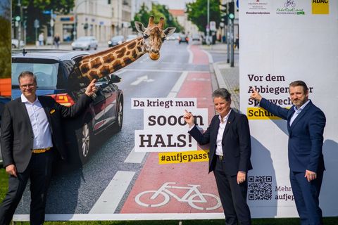 Die Kampagne wirbt für mehr Achtsamkeit im Straßenverkehr. Foto: Klaus-Dietmar Gabbert/dpa