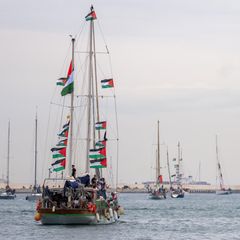 Boote mit Aktivisten und humanitärer Hilfe für die Palästinenser im Gazastreifen manövrieren im Hafen