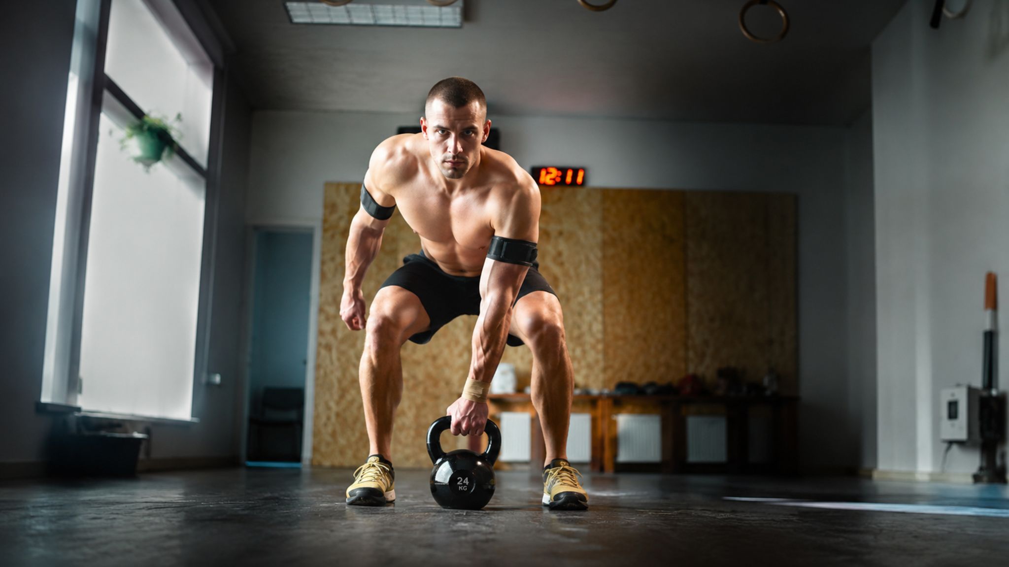 BFR-Training mit Manschette um den Arm