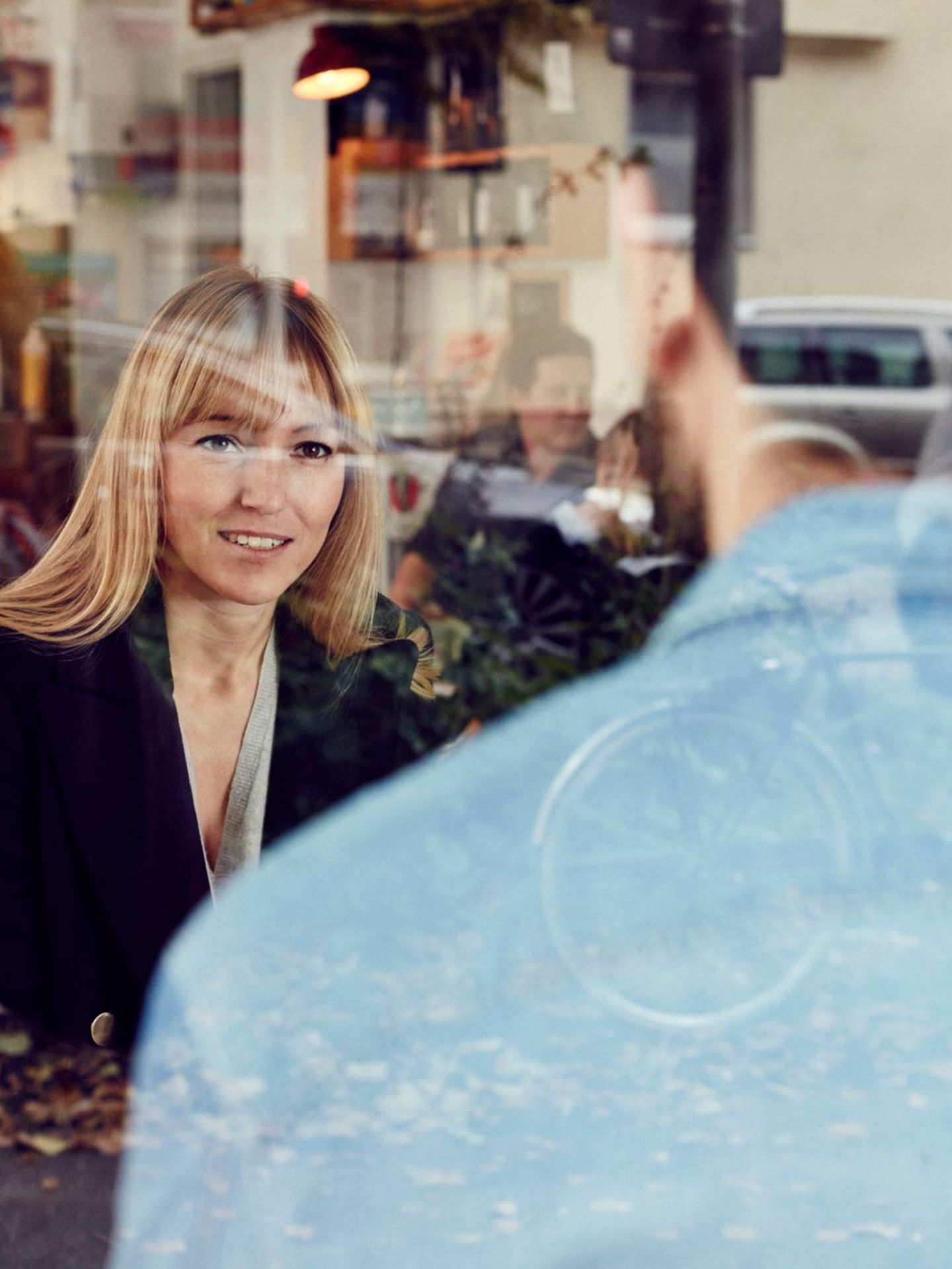 Ein Mann spricht mit mit einer Frau in einem Cafe