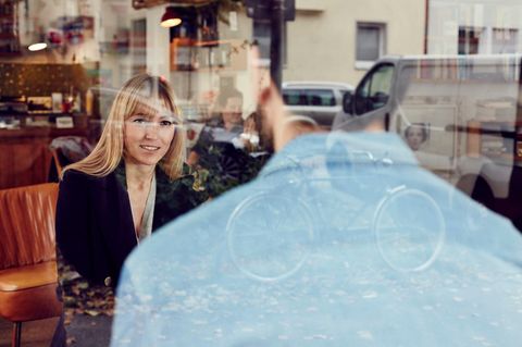 Ein Mann spricht mit mit einer Frau in einem Cafe
