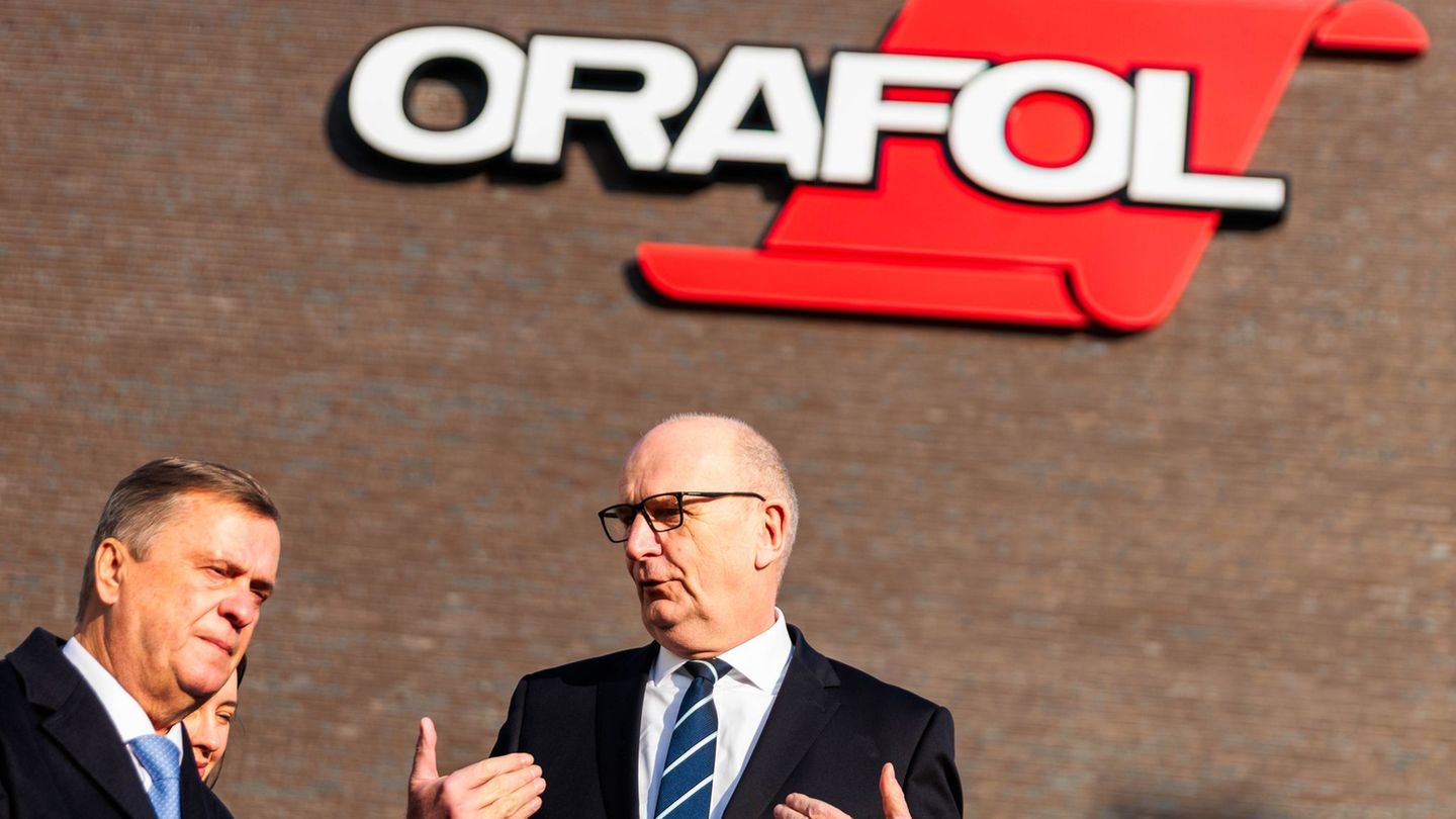 Orafol-Chef Holger Loclair (links) zeigte Brandenburgs Ministerpräsidenten Dietmar Woidke im Januar die Produktion in Oranienbur