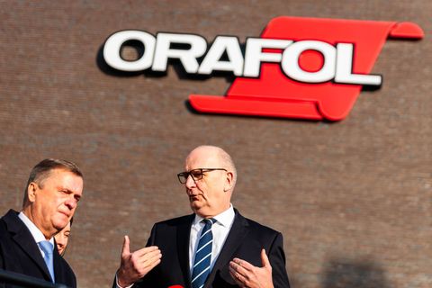 Orafol-Chef Holger Loclair (links) zeigte Brandenburgs Ministerpräsidenten Dietmar Woidke im Januar die Produktion in Oranienbur