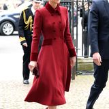 Prinzessin Kate bei einem Auftritt im Mantel