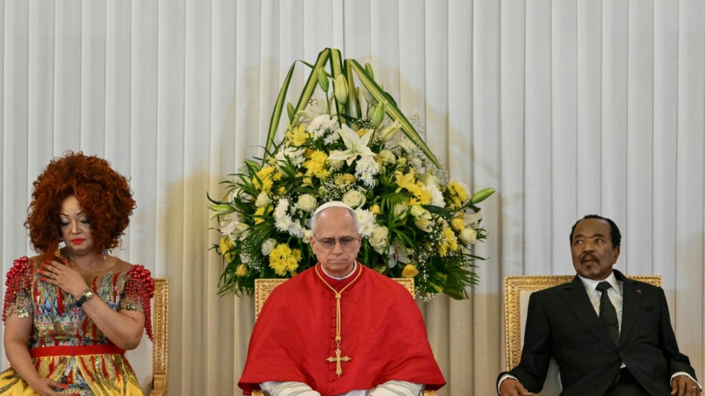 Papst Leo XIV. mit Paul und Chantal Biya
