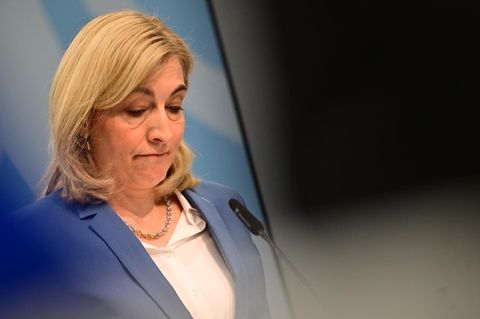 Gesundheitsministerin Nina Warken steht an einem Rednerpult und blickt nach unten