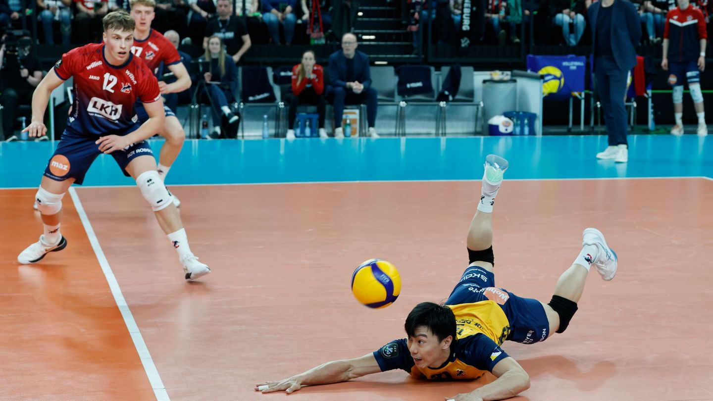 SVG-Libero bei einer Abwehraktion. Foto: Georg Wendt/dpa