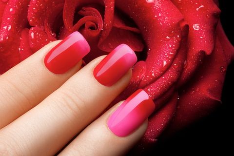 2026 tragen wir Rot und Rosa in allen Schattierungen auf den Nägeln.