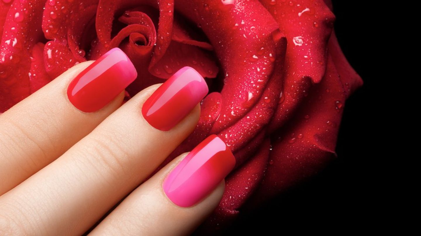 Bunte Nageldesigns: Diese Farbkombinationen liegen im Trend