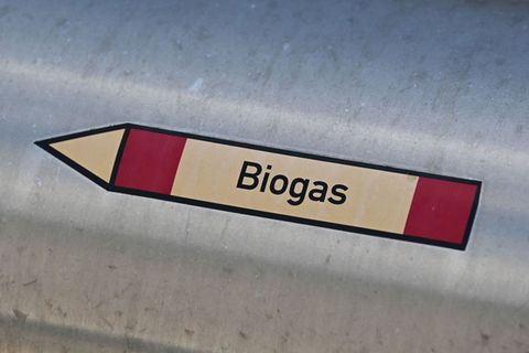 In Nieheim sorgt ein Leck in einer Biogasanlage für Alarm und weiträumige Sperrungen. (Symbolbild) Foto: Bernd Weißbrod/dpa