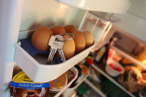 Schlüssel im Kühlschrank? Betroffene einer Demenz neigen dazu, Gegenstände an ungewöhnlichen Stellen zu verlegen. Foto: Karl-Jos