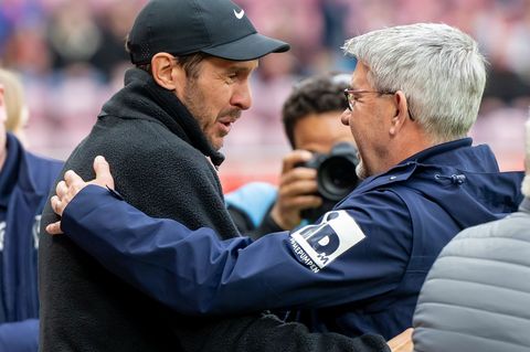 Freiburgs Trainer Julian Schuster (l.) mit seinem Mainzer Kollegen Urs Fischer. (Archivbild) Foto: Torsten Silz/dpa