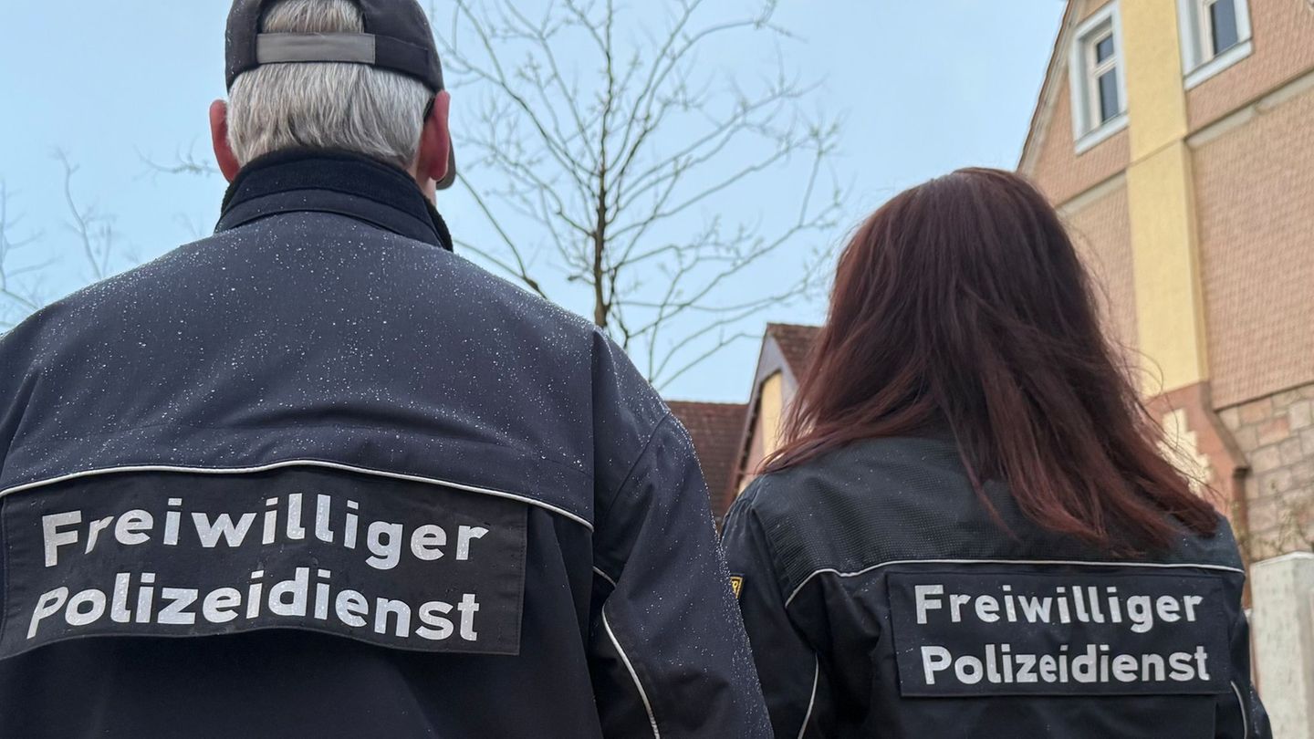 Neben ihrer Dienstuniform verfügen die freiwilligen Polizeihelfer über ein Diensthandy und ein Pfefferspray, das sie nur zur Not