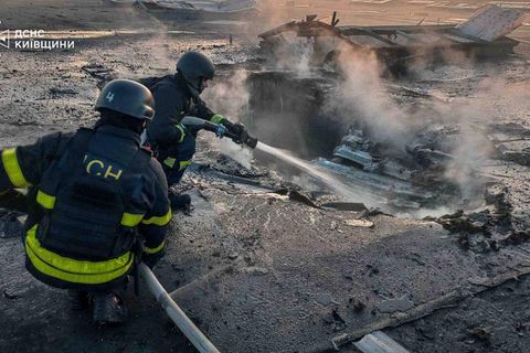 Erneut wird Kiew in der Nacht mit Raketen beschossen. Foto: Ukrainian Emergency Service via AP/dpa