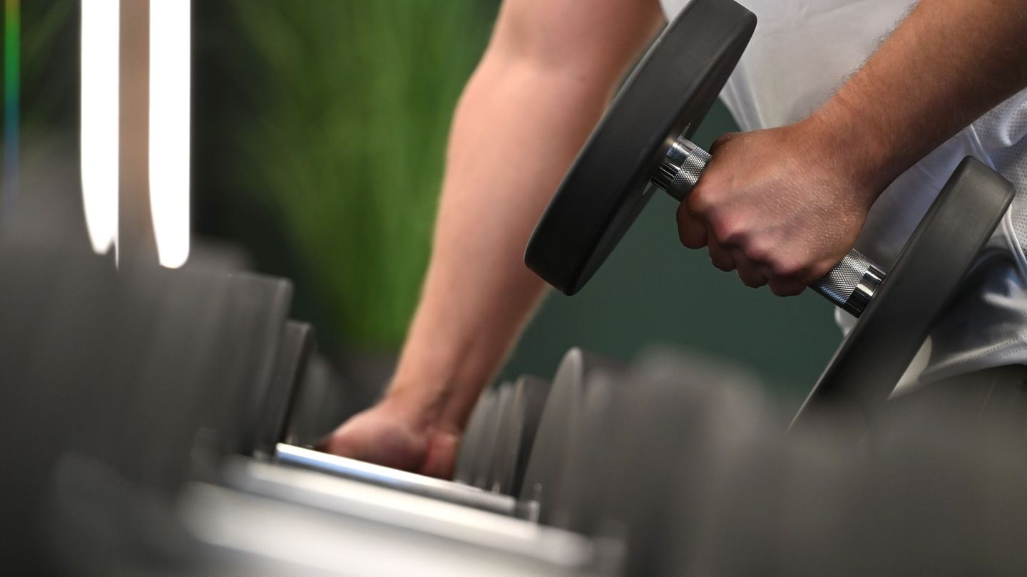 Ran an die Hanteln: ein Mann beim Training in einem Fitnessstudio. Foto: Wolf von Dewitz/dpa