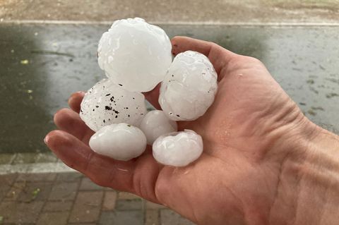 Je größer die Hagelkörner, desto größer die Gefahr. Hier Eisbälle, die im Juni 2023 in der oberbayerischen Ortschaft Valley nied