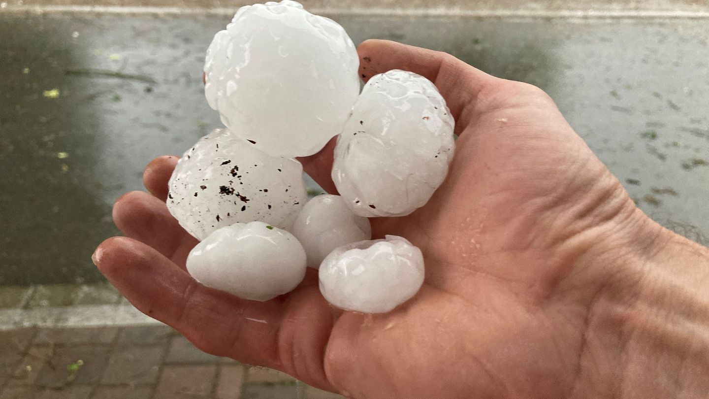 Je größer die Hagelkörner, desto größer die Gefahr. Hier Eisbälle, die im Juni 2023 in der oberbayerischen Ortschaft Valley nied